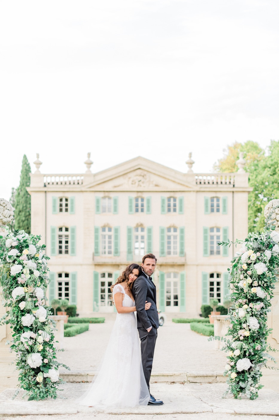 Séance photo couple pour un mariage au Château de Tourreau, dans le Vaucluse à Sarrians