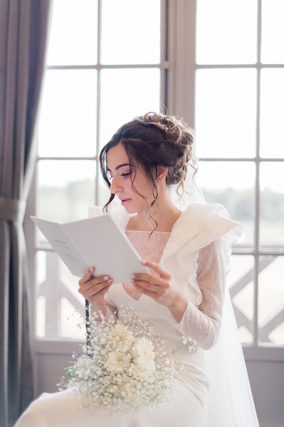 Préparatifs de la mariée à l'Hôtel Montfleuri à Paris avec sa robe de chez Rime Arodaky