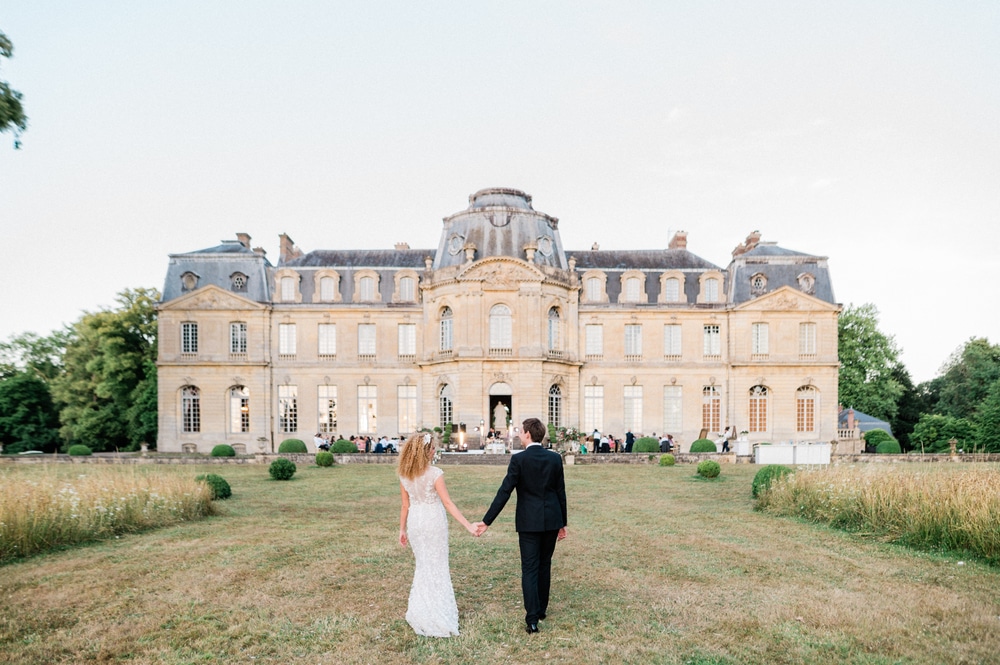 Une séance photo de couple avec les mariés au Château de Champlâtreux