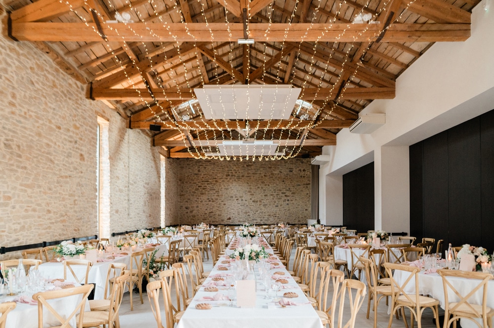 Table des mariés au Domaine de Baldassé à Saint-Affrique dans l'Aveyron, Occitanie