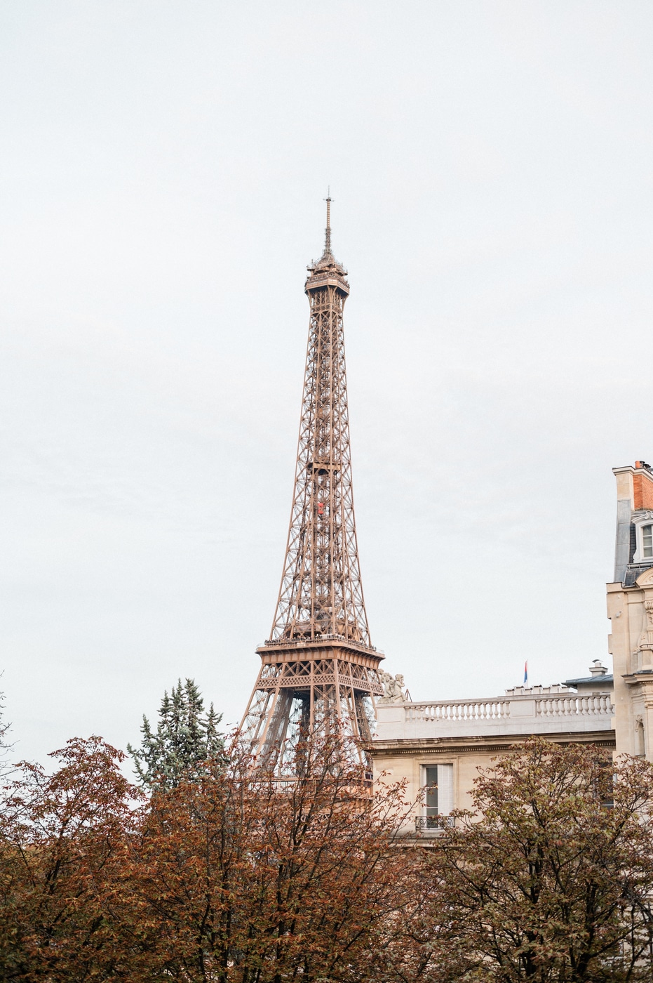 La Tour Eiffel depuis la terrasse de l'Hôtel Marignan de Paris