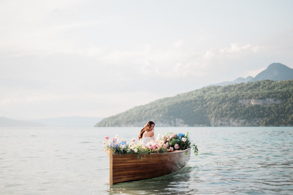 Shoot éditorial au Lac d'Annecy sur le thème du mariage, situé en Haute-Savoie, au cœur de la région Auvergne-Rhône-Alpes, en hommage au peintre britannique John William Waterhouse