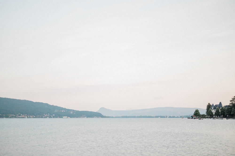 Lac d'Annecy situé en Haute-Savoie, au cœur de la région Auvergne-Rhône-Alpes