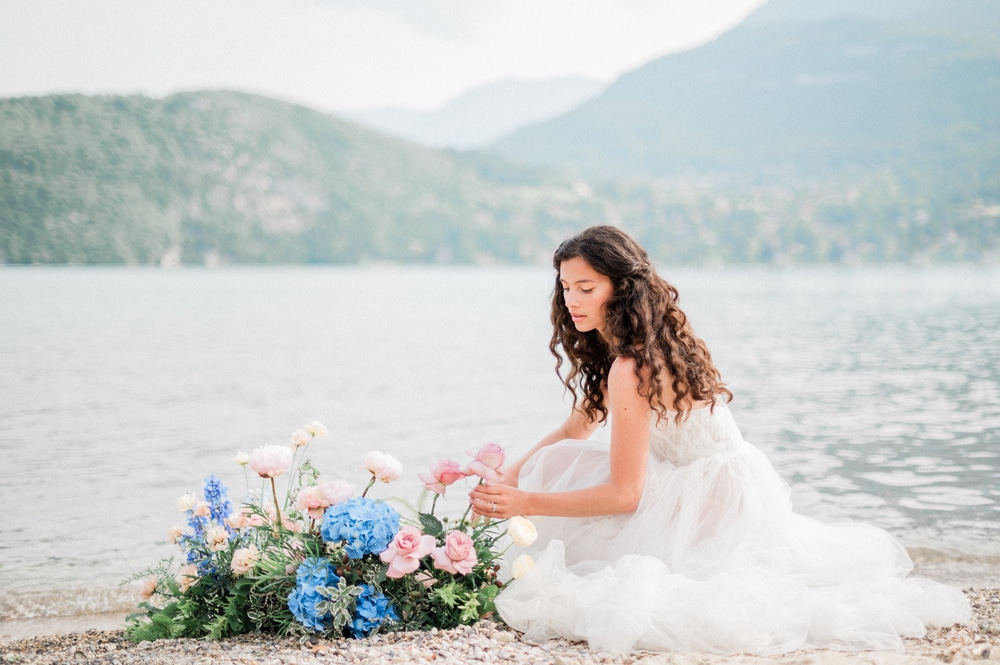 Shoot éditorial au Lac d'Annecy sur le thème du mariage, situé en Haute-Savoie, au cœur de la région Auvergne-Rhône-Alpes, en hommage au peintre britannique John William Waterhouse