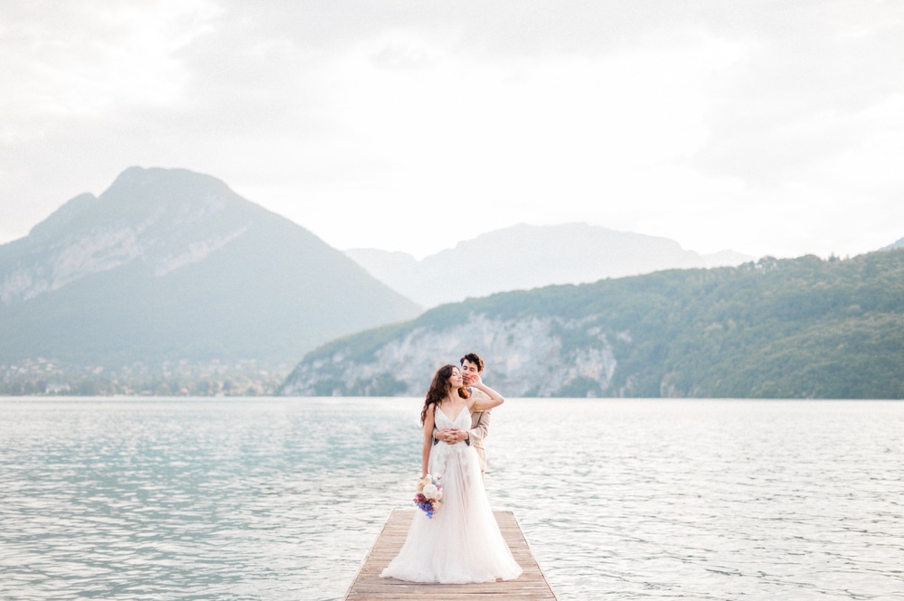 Séance photo de couple au bord du lac d'Annecy