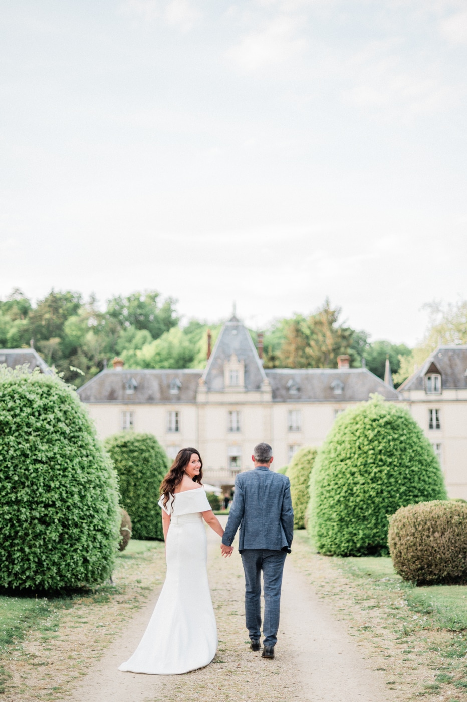 Photos de couple au Château d'Aveny à Vexin-sur-Epte en Normandie lieu de réception de mariage