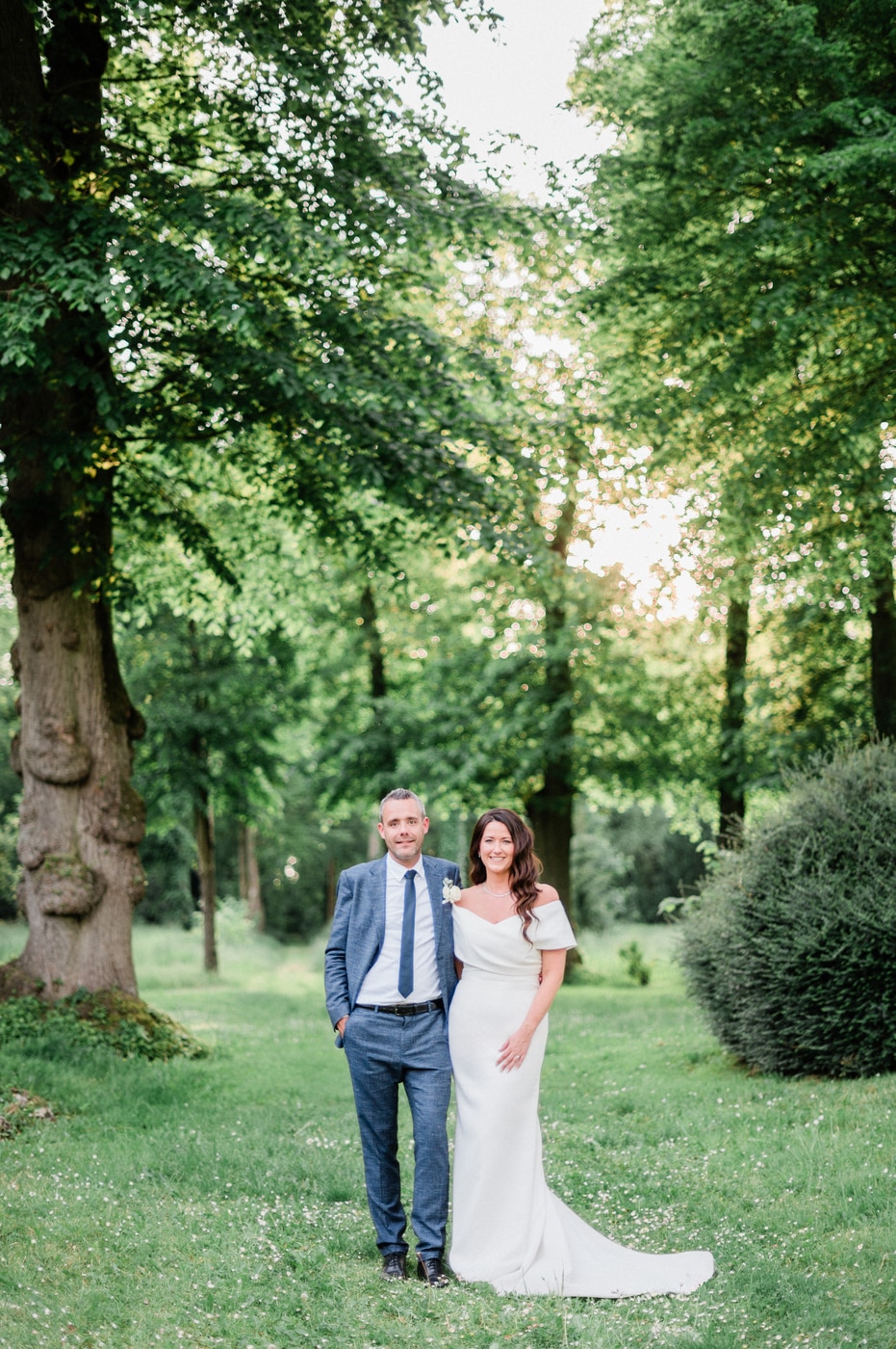 Photos de couple au Château d'Aveny à Vexin-sur-Epte en Normandie lieu de réception de mariage